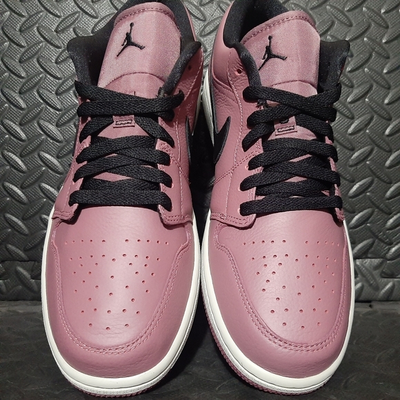 Jordan 1 Low Mulberry (W) shoes DC7268-500 - Picture 3 of 9